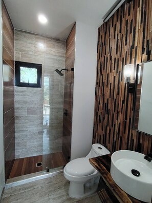 Een douche, handdoeken, toiletpapier