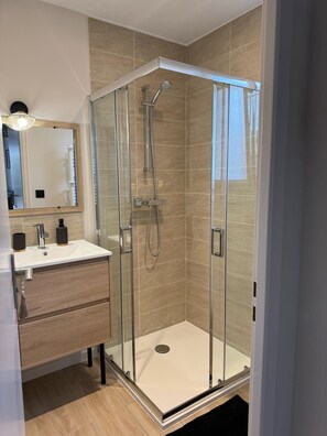 Shower, hair dryer, towels, toilet paper - Air-conditioned house with pool, Le Laurier du Golf (Montboucher-sur-Jabron)