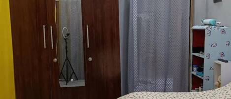 1 slaapkamer, een strijkplank/strijkijzer, wifi, beddengoed