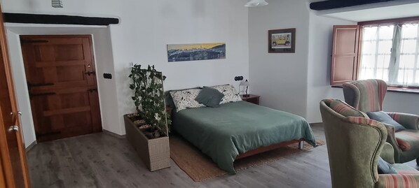 2 bedrooms, desk, iron/ironing board, free WiFi - Lovely apartment in lCastropol with Patio (Castropol)