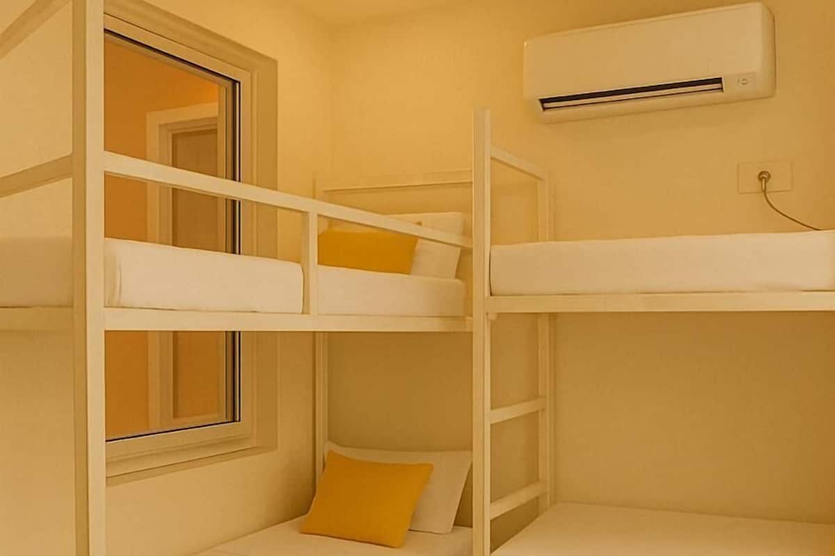 Decoración personalizada, cortinas blackout, wifi gratis y ropa de cama