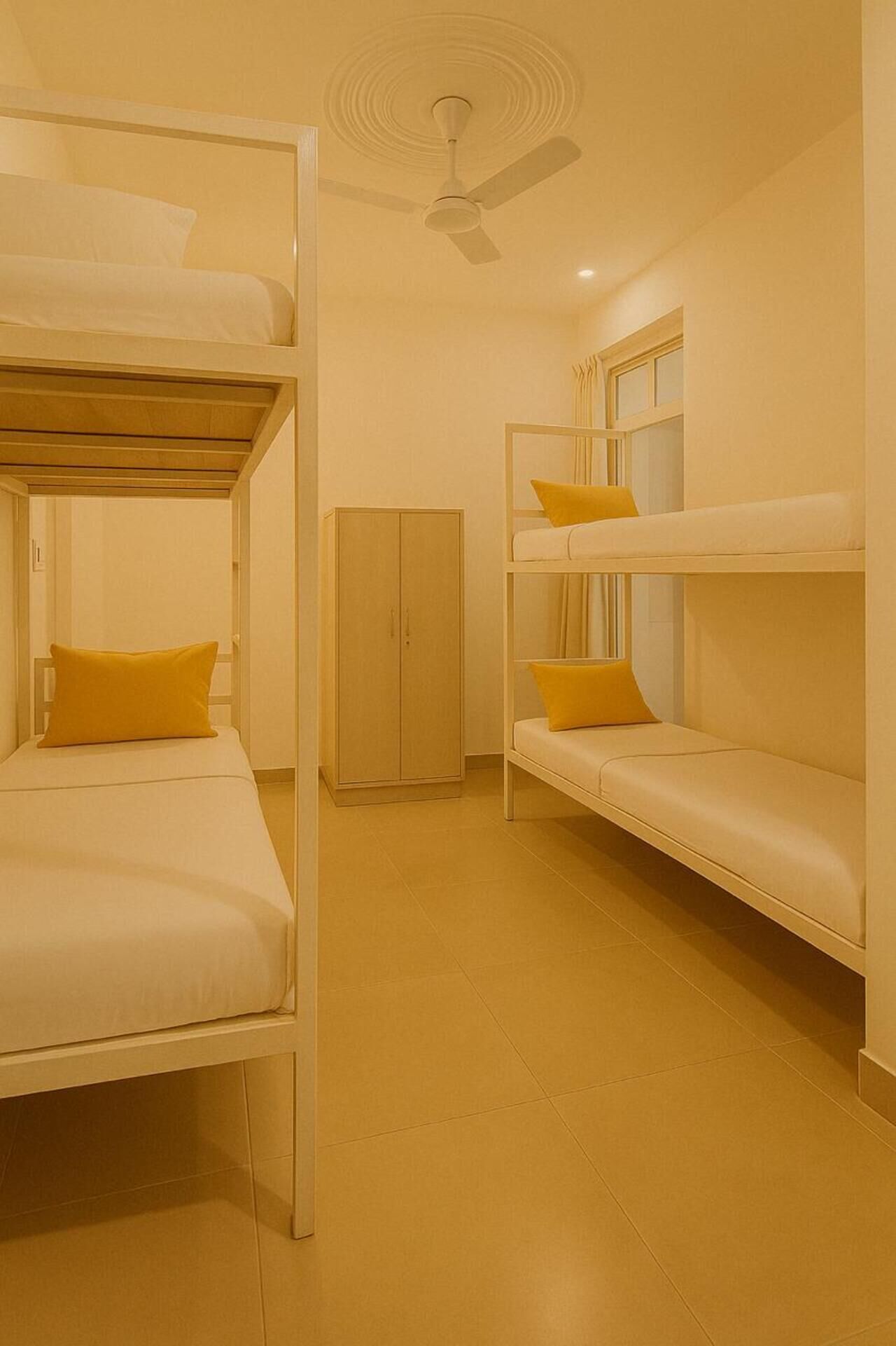 Decoración personalizada, cortinas blackout, wifi gratis y ropa de cama 