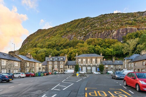 Cottage in Tremadog With Hot Tub & Beaches Nearby