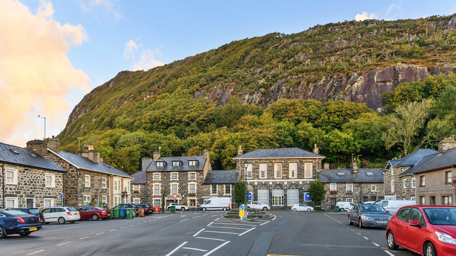 Cottage in Tremadog With Hot Tub & Beaches Nearby