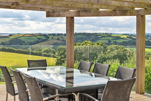 Cottage in Whitestone With Garden & Games Room