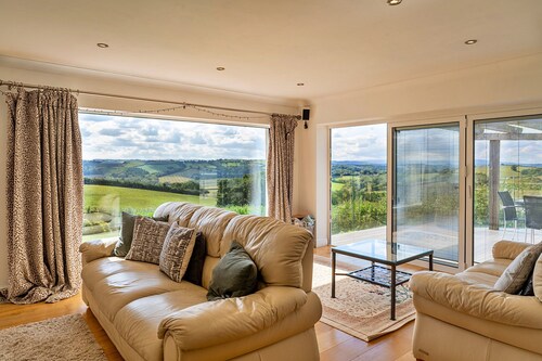 Cottage in Whitestone With Garden & Games Room