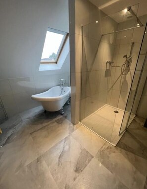 Sèche-cheveux, serviettes fournies, savon, papier toilette