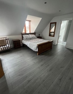 3 Schlafzimmer, Bügeleisen/Bügelbrett, WLAN, Bettwäsche
