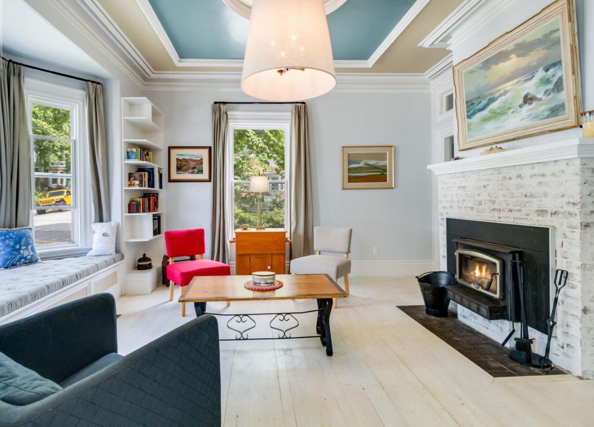 Smart-TV, peis og bøker