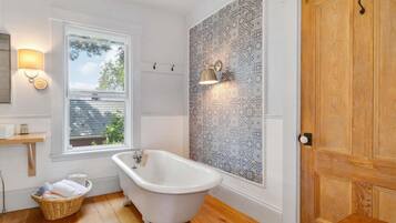 Chuveiro, toalhas de banho, sabonete, shampoo