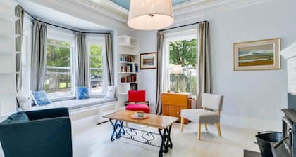 Historic 3-bedroom house with a beautiful garden in oceanfront Shelburne.