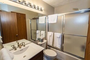 Hair dryer, towels, toilet paper - Cozy 2-bedroom Seven Springs Hike-out / Hike-in Condo (Champion)