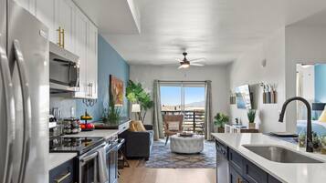 Refrigerador, microondas, horno y parrilla de estufa