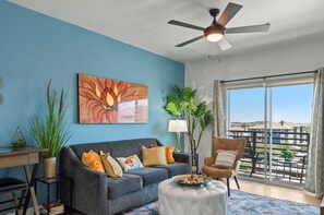 Smart TV, table football, ping pong, books - Kierland Area Stay | Pool • Hot Tub • King Suite (Phoenix)