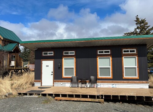 Bird and Beach Guesthouse- beachfront studio cottage in Old Town Homer