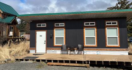 Bird and Beach Guesthouse- beachfront studio cottage in Old Town Homer