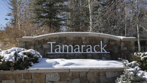 Un letrero de piedra con el nombre 'Tamarack' en letras blancas.