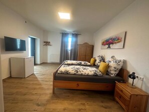 Classic Double Room | Living area | TV - Hotel 7 Winde (Spaichingen)