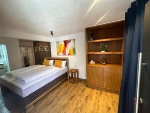 Deluxe Double Room | Living area | TV - Hotel 7 Winde (Spaichingen)