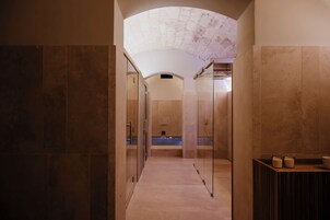 Salas de tratamiento para parejas, un sauna, una bañera de hidromasaje