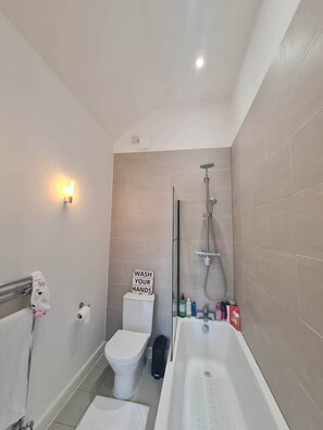 淋浴设施、吹风机、毛巾