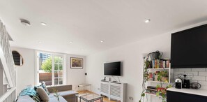 TV, offices - Chalk Farm Apartment, Camden, London (Greater London)