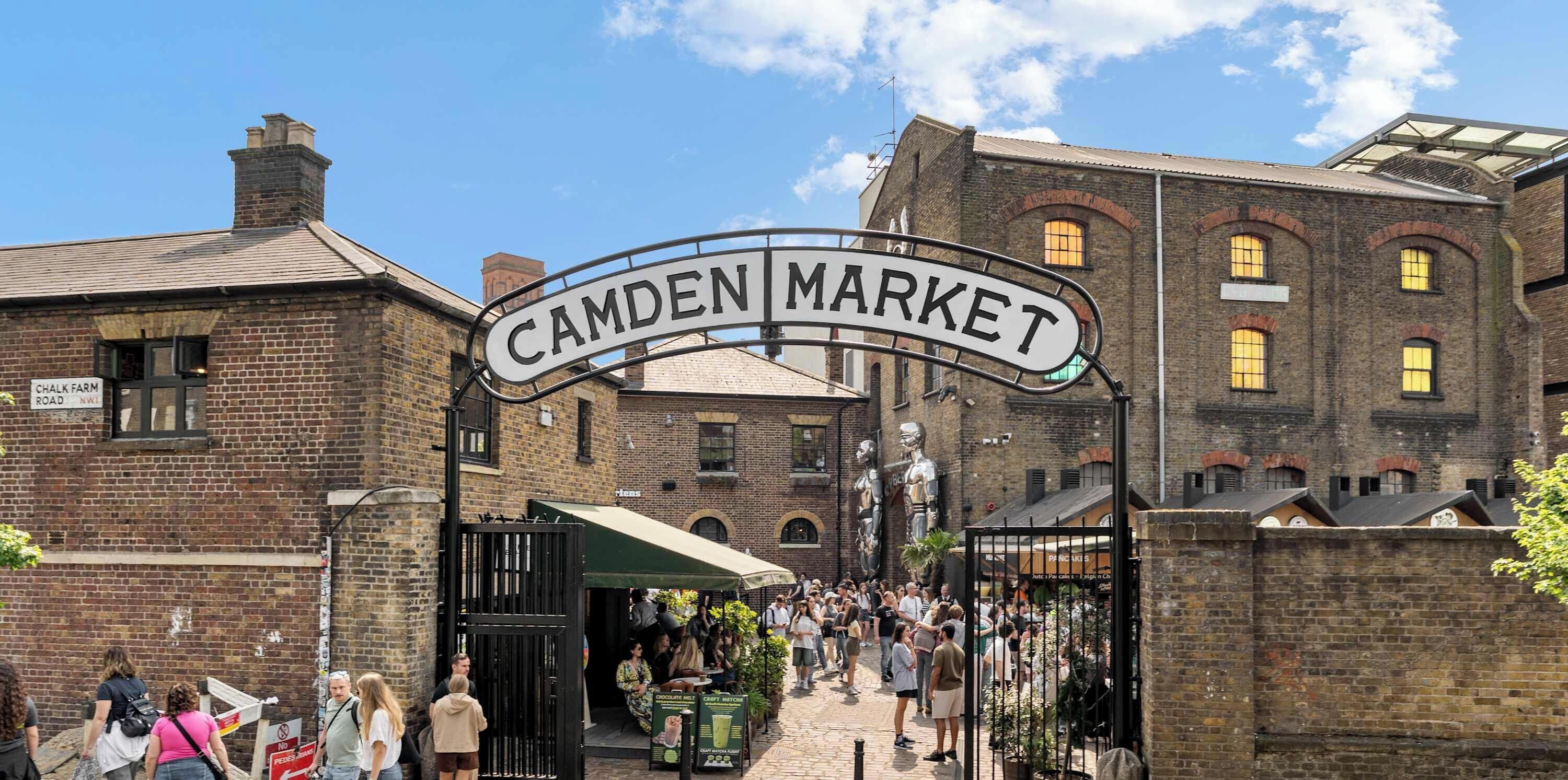 Ein historisches Gebäude mit einem Schild, auf dem 'Camden Market' steht.
