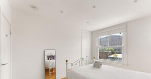 2 habitaciones, tabla de planchar con plancha, cuna de viaje y wifi 
