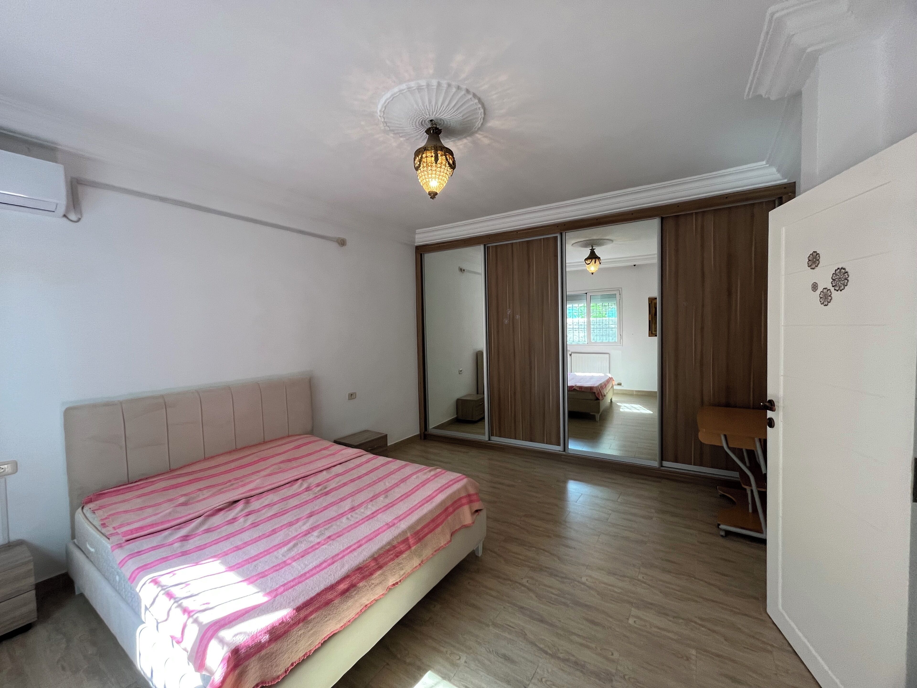 3 chambres, fer et planche à repasser, Wi-Fi, draps fournis