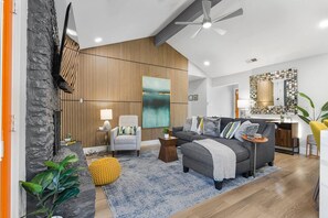 Smart TV, fireplace, books, stereo - Family Getaway w/ Pizza Oven, Hot Tub, Mini Golf & BBQ Near Kalahari (Round Rock)