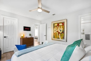 3 habitaciones, escritorio y tabla de planchar con plancha