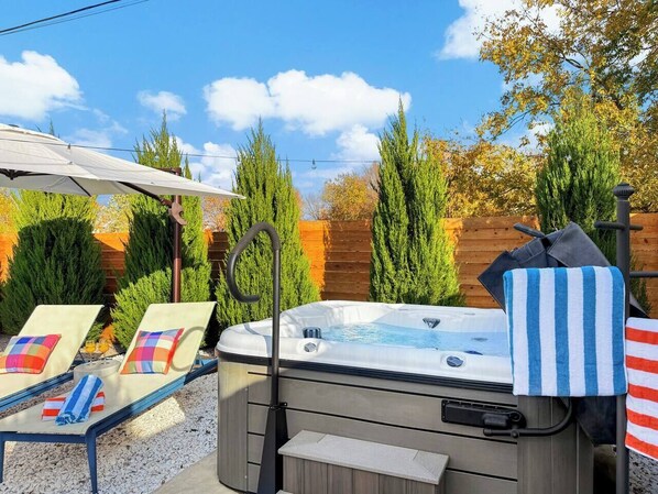 Outdoor spa tub - Family Getaway w/ Pizza Oven, Hot Tub, Mini Golf & BBQ Near Kalahari (Round Rock)