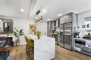 Køleskab, mikrobølgeovn, ovn, kogeplade