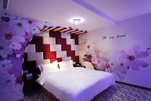 Een slaapkamer met een bed, een hoofdbord met een geruit patroon, bloemenbehang en een muur met een bloemenmuur.