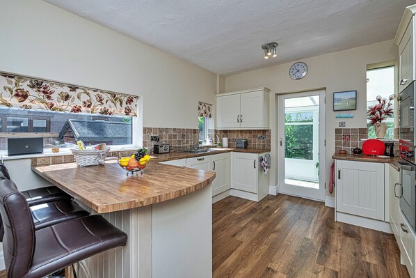 Private kitchen - Cottage in Rhos-on-sea Near Sandy Beach (Colwyn Bay)