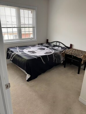 4 makuuhuonetta, työpöytä, Wi-Fi, vuodevaatteet