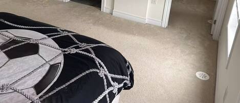 4 bedrooms, desk, WiFi, bed sheets