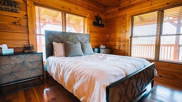 2 makuuhuonetta, työpöytä, silitysrauta/-lauta, ilmainen Wi-Fi