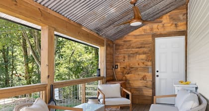 Pet-Friendly Farmhouse w/ Hot Tub, Fire Pit & Fishing Dock in Hendersonville