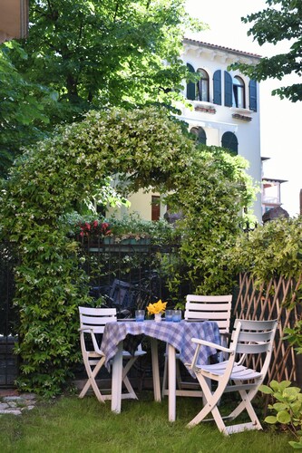 Luce e Fantasia a 3 minuti dalla spiaggia. Con TV 70" e Aria Condizionata!