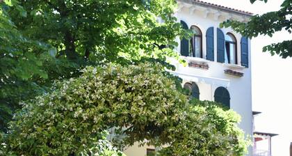 Luce e Fantasia a 3 minuti dalla spiaggia. Con TV 70" e Aria Condizionata!