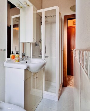 Dusche, Haartrockner, Bidet, Handtücher