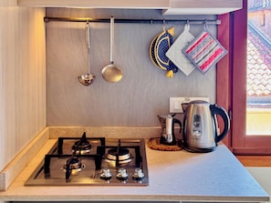 Réfrigérateur, micro-ondes, plaque de cuisson, lave-vaisselle