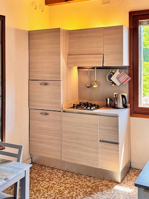 Réfrigérateur, micro-ondes, plaque de cuisson, lave-vaisselle