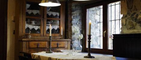 Cottage, 2 Bedrooms, Pets Allowed, Garden View | Dining room