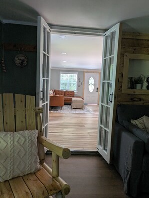 智能电视、壁炉、书、电脑显示器