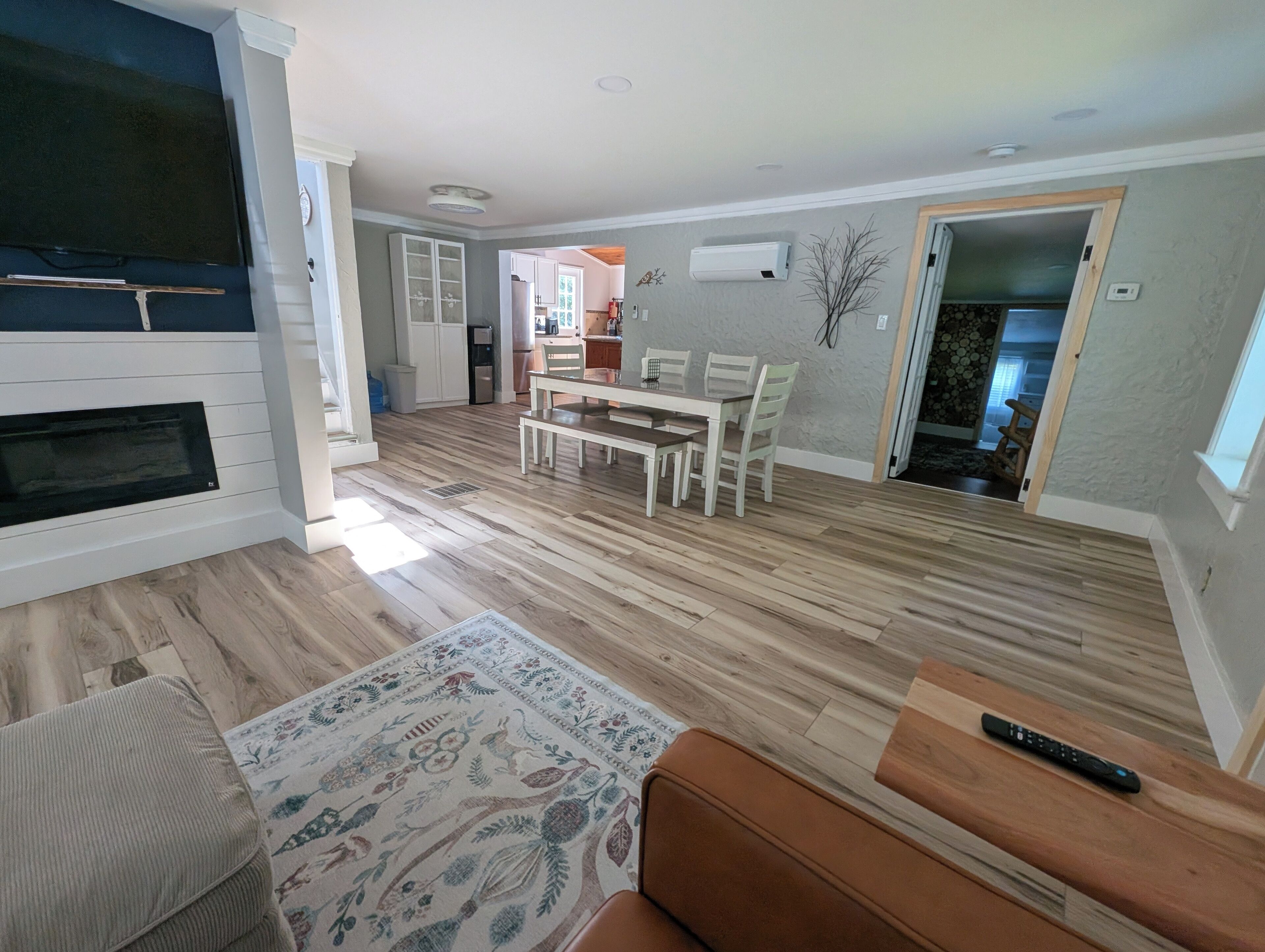 智能电视、壁炉、书、电脑显示器