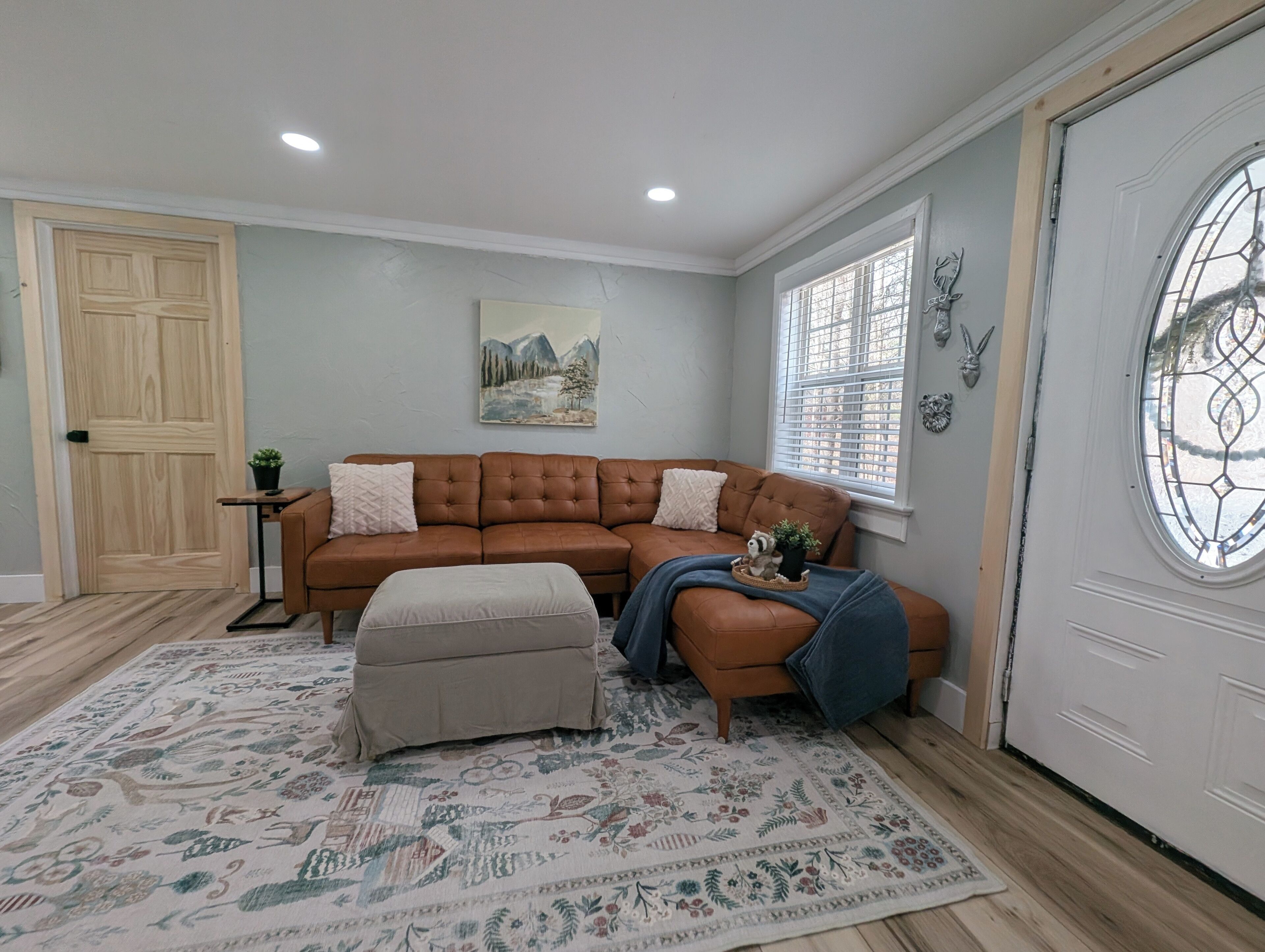 智能电视、壁炉、书、电脑显示器