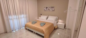 3 chambres, bureau, fer et planche à repasser, lit parapluie