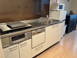 Réfrigérateur, micro-ondes, plaque de cuisson, lave-vaisselle
